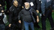 Iwan Savvidis (rechts) betrat den Platz mit einer Waffe. (Bild: EPA)