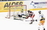 Herisaus Stürmer James Bommeli stösst vor und wird den Puck gleich zum vierten Treffer über Torhüter Bertsche heben. (Bild: Mea McGhee)