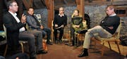 Daniel Gut, Niklaus Lippuner, Thomas Gnägi, Anja Nora Schulthess und Benedikt Loderer (von links) auf Schloss Werdenberg im Gespräch über das Werdenberg. (Bild: Ursula Wegstein)
