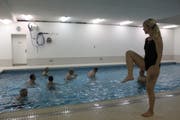 Die Zukunft dieses Schwimmbeckens in Zuckenriet ist ungewiss. (Bild: Ernst Inauen)
