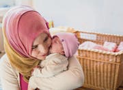 Überwältigende Liebe zwischen Mutter und Kind: Adiba mit ihrem Baby. (Bild: Andrea Stalder (Andrea Stalder))