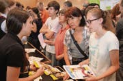 Beim Lehrstellenforum konnten sich Jugendliche und deren Eltern über Berufe informieren. (Bild: Christoph Lampart)