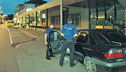 Nächtliche Kontrolle während der Patrouillenfahrt durch Herisau. (Bilder: Markus Fässler)