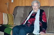 30 Jahre lang hielt sich die 100-jährige Grabserin Katharina Guntli mit Seniorenturnen fit. Die Wirkung hält bis heute an: Absitzen und aufstehen meistert sie ohne Hilfe. (Bild: Alexandra Gächter)