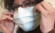 Um der Verbreitung des Virus vorzubeugen, wird ein Mund- und Handschutz getragen. (Bild: Suann Basler)
