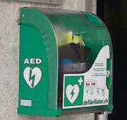 Defibrillator beim Eingang der Gemeindeverwaltung Erlen. (Bild: hab)