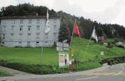 Um eine Wohnbautätigkeit im Dorfkern zu ermöglichen, will die BEG jetzt das Land rechts des Gebäudes erwerben. (Bild: Peter Eggenberger)