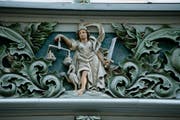 Justitia an einer Fassade in der Spisergasse St.Gallen: Wer unter dem Existenzminimum lebe, hat Anspruch auf unentgeltliche Rechtspflege.Der Mittelstand kann es sich hingegen kaum noch leisten, den Zivilrichter anzurufen. (Bild: Donato Caspari/Archiv)