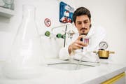 Ein Nanotechnologe mit seinem brandneuen Wasserfilter-Prototypen: Michael Loepfe aus Egnach. (Bild: Reto Martin)