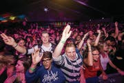 Die Stimmung vor der Bühne des BBC Open war ausgelassen. Jung und Alt feierten und tanzten zu den Klängen von Wincent Weiss, Nemo und Co. (Bild: Hannes Thalmann)