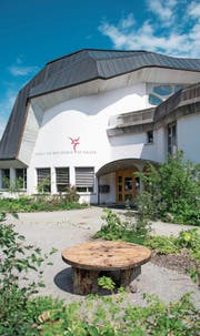 Die Liegenschaft der Rudolf-Steiner-Schule St. Gallen hat einen Wert von über 16 Millionen Franken und kommt gemäss anthroposophischen Grundsätzen fast ohne rechte Winkel aus. (Bild: Benjamin Manser (2. Juni 2017))