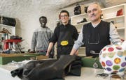 Zufriedene Gesicher: Antonio Mente, sein Sohn Andreas und Asylbewerber Assan Jain (v.r.) in der neuen Schuhmacherei. (Bild: Reto Martin)
