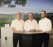 Hans-Peter Ramsauer übergab die Firmenverantwortung an seinen Sohn Fabian (r.). Neuer Geschäftsführer ist Markus Zimmermann. (Bild: H9)