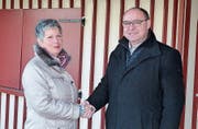In winterlicher Montur: Stadtpräsident Markus Birk begrüsst die neue Bademeisterin Martina Roost. (Bild: PD)