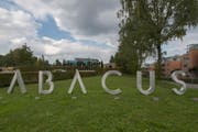 Auf der Grenze zwischen Wittenbach und St.Gallen steht der Hauptsitz von Abacus. (Bild: Benjamin Manser)