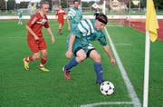 Beim Spiel vor drei Jahren: Gemeinderat Andreas Elliker im Kampf mit dem Fussball. (Bild: Nana do Carmo)