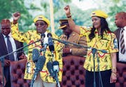 In der Nacht auf gestern unter Hausarrest gestellt: Robert Mugabe und seine Frau Grace; hier bei einer Parteikundgebung in Harare. (Bild: AP (8. November 2017))