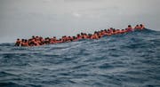 In Seenot geratene Migranten warten vor der Küste Libyens in Schwimmwesten auf ihre Rettung. (Bild: Santi Palacios/AP (25. Juli 2017))