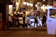 Ermittlungen am Ort, wo mehrere Menschen bei einer Terrorattacke zu Tode gefahren wurden. (Bild: Manu Fernandez (AP))