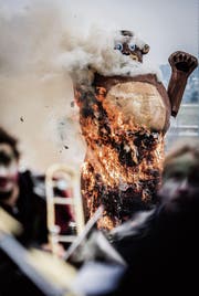 Der Wigoltinger Böögg – eine Bärenfigur – brennt lichterloh auf dem Schulhausplatz. (Bild: Reto Martin)