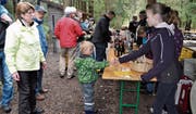 Gemeindepräsidentin Heidi Grau (links) lässt den kleinen Eiersuchern den Vortritt. (Bild: Ramona Riederer)