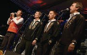 Volksmusikstar Stefan Roos beim Auftritt mit Res Käslin, Sepp Amstutz und Noldi Amstutz vom Jodlerklub Wiesenberg. (Bild: Rudolf Steiner)