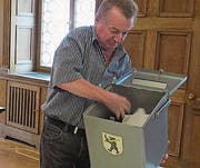 Eine der vielen Aufgaben von Walter Stricker ist das Leeren der Wahlurnen. (Bild: PD)
