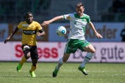 Zwei Youngster im Duell: YBs Roger Assale kämpft um den Ball mit St.Gallens Silvan Hefti. Wer am Sonntag wohl eher als Sieger hervorgeht? (Bild: ENNIO LEANZA (KEYSTONE))