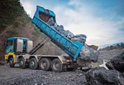 Der Ablenkdamm stellt sicher, dass auf der 100 Meter breiten und 70 Meter langen Baustelle im Fluss gefahrlos gearbeitet werden kann. (Bilder: Benjamin Manser)