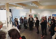 Laudator Werner Ritter würdigte die Vielseitigkeit der neuen Ausstellung in der Galerie L33. (Bild: Thorsten Thomssen)