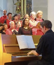 Komponist Martin Völlinger spielt am Klavier. (Bild: Erwin Schönenberger)