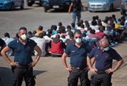 Italienische Grenzpolizisten im Hafen von Augusta in Sizilien. (Bild: Emilio Morenatti/AP (23. Juni 2017))