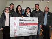 Das OK-Team mit Lisa Bankau, Maximilian Schönberger, Fllorjana Kabashi, Francesco Bonifacio und Patrik Schmidt übergibt die Spende an Michaela Jäger Feldmann (Dritte von rechts). (Bild: PD)