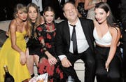 Filmproduzent Harvey Weinstein lässt sich bei einer Golden-Globes-After-Party 2015 mit den Musikerinnen Taylor Swift und Este Haim, der Schauspielerin Jaime King und Musikerin Lorde (von links) fotografieren. (Bild: Angela Weiss/Getty (Beverly Hills, 11. Januar 2015))