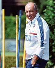 Italiens Nationaltrainer Gian Piero Ventura beobachtet die Spieler im Training. (Bild: Maurizio Degl Innocenti/EPA)