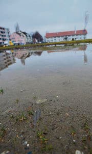 Pfützen auf dem Güterschuppenareal: Noch ist nicht klar, wie das Gelände genutzt werden soll. (Bild: Markus Schoch)
