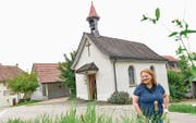 Rita Schürch, Präsidentin der Kapellgemeinde, vor der Kapelle Lanzenneunforn. (Bilder: Donato Caspari)