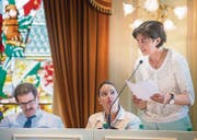 Monika Knill (rechts) vertritt den Standpunkt der Regierung. Links Baudirektorin Carmen Haag und Finanzchef Jakob Stark. (Bild: Andrea Stalder)