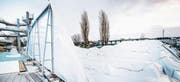 Die Membran der Traglufthalle liegt nach dem Sturm am Boden. (Bild: Andrea Stalder (3. Januar 2018))