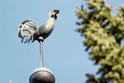 Der Hahn, hier auf der evangelischen Kirche in Marbach, ist seit Hunderten von Jahren ein Symbol für das Licht. (Bild: Monika von der Linden)