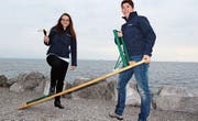 Personalchefin Mirjam Breu (rechts) und Assistentin Marianne Schumacher freuen sich auf zahlreiche Rückmeldungen. (Bild: PD)