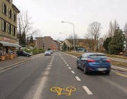Der neue Fussweg (rechts) wurde erstellt. Nun folgen Arbeiten auf der gegenüberliegenden Strassenseite. (Bild: Joye Geisselhardt)
