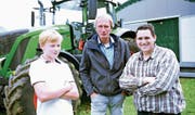 Die Macher (von rechts): Robin Geisser, Spezialist für Geflügel im Gourmetbereich, Andreas Wördekemper, Bauer der mobilen Hühnerställe, und sein Sohn – Anwärter für die Nachfolge. (Bilder: Heidy Beyeler)