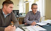 Gemeindeschreiber Reto Marty und Bauamtschef Martin Belz nehmen Stellung zu den Initiativen zum Erhalt der Thurfeldsiedlung. (Bild: Mario Testa)