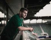 Dejan Janjatovic in der AFG Arena: Seine Eltern und die 16jährige Schwester fahren regelmässig von München nach St. Gallen, um die Heimspiele zu sehen. (Bild: Luca Linder)