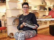 Geschäftsführerin Barbara Stübi zeigt einen italienischen Schuh aus dem Sortiment der neuen Boutique. (Bild: Martin Rechsteiner)