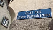 In diesem Dorf in Graubünden sind die Strassen in Rätoromanisch und Deutsch angeschrieben. (Bild: Arno Balzarini/Keystone)
