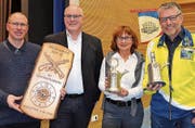 Willi Hartmann, Präsident Schützenverband Unterthurgau, (2. v. l.) mit den Gewinnern der Wanderpreise Thomas Holenstein, Esther Bucher und Beat Kornmaier. (Bild: Margrith Pfister-Kübler)