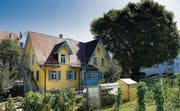 Fast ländliche Idylle mitten im Stadtquartier St. Fiden: Das gelbe Haus wurde vom Kinderhort zum Haus für Migranten umgebaut. (Bild: Michel Canonica)