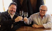 Faire und zufriedene Kontrahenten: Bruno Lorenzato und Peter Hausammann stossen auf das Resultat an. (Bild: Nicole D’Orazio)